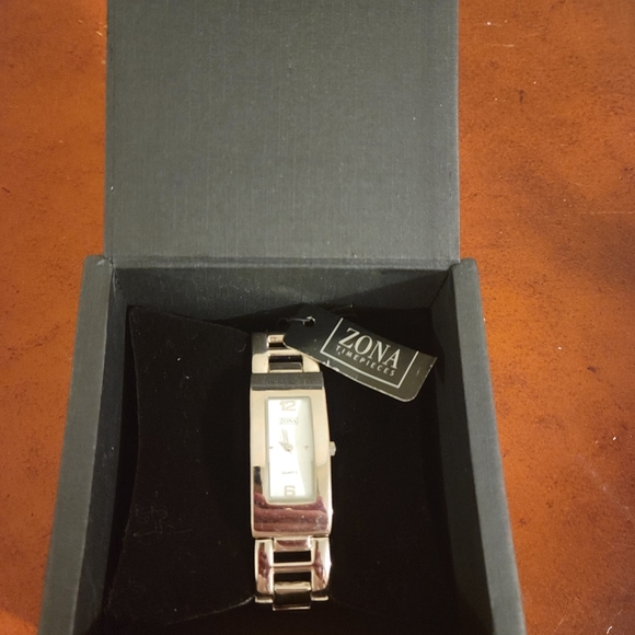 New Zona Quartz Watch - Picture 3 of 5